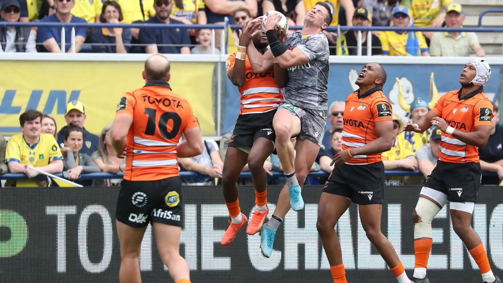 Cheetahs players contest a high ball